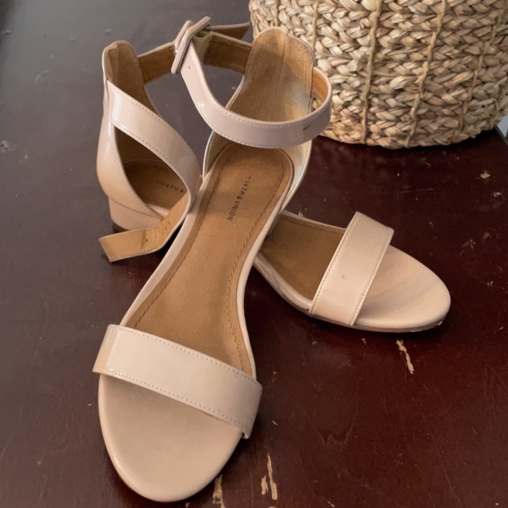 Like new nude low sandals shoes 1” chunky heel